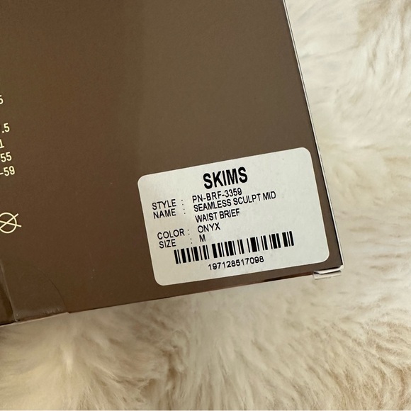 New in Box Skims Seamless Sculpt Mid Waist Brief Size Medium - Picture 4 of 5